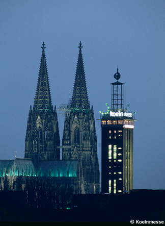 Kölner Messeturm und Dom